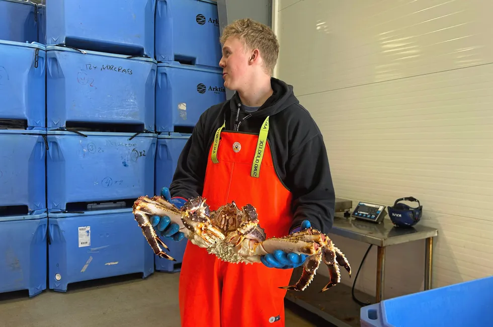 Rudi André Eriksen jobber ved Arktis Fisch og holder frem en diger kongekrabbe på 5,3 kilo.