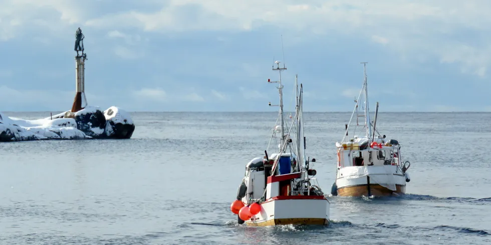 Åpen gruppe-båter på vei ut fra Svolvær.