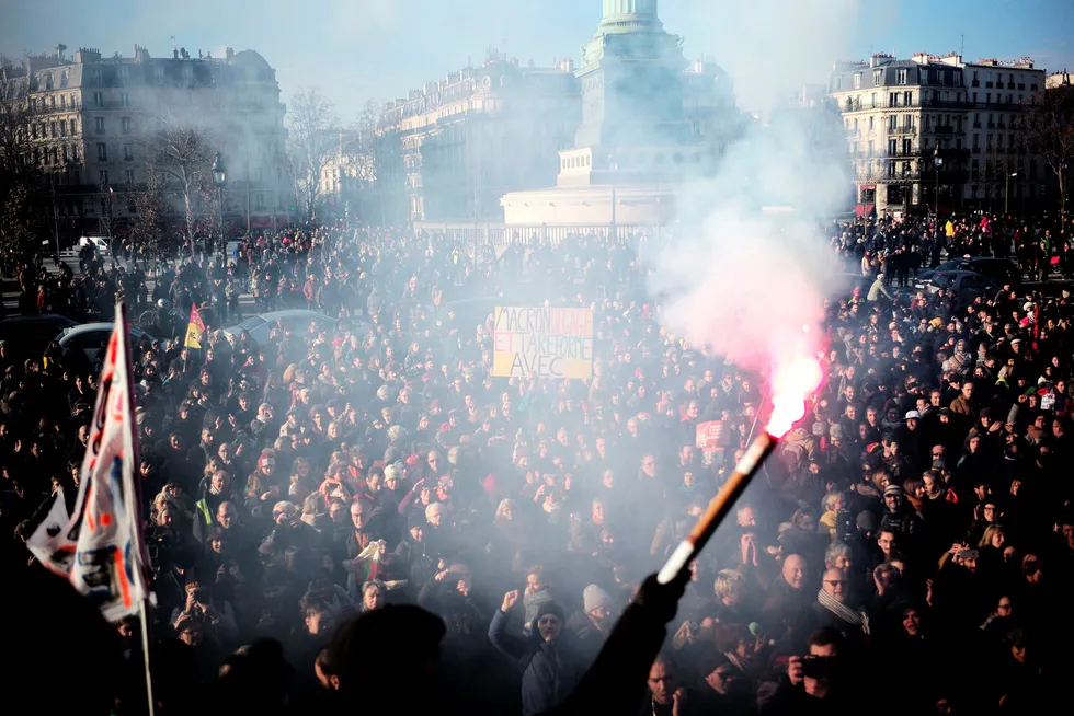 Streikende musikere spiller i støttekonsert i Paris for kampen mot pensjonsreform.