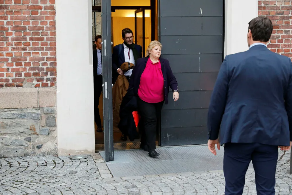 Statsminister Erna Solberg forlater pressekonferansen om siktelsen av justisministerens samboer.