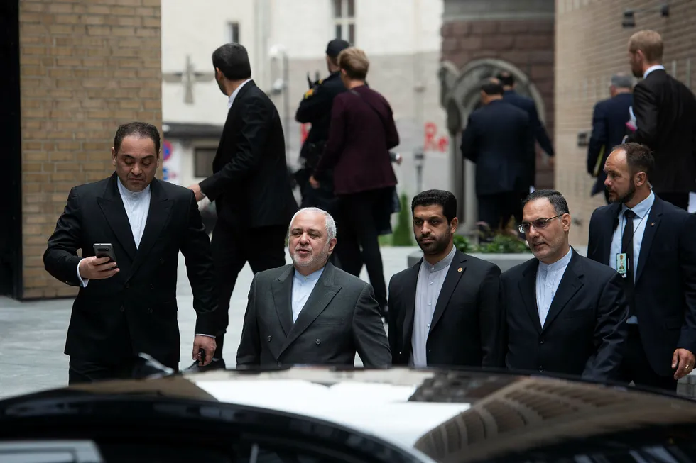 Irans utenriksminister Javad Zarif besøkte Oslo torsdag for samtaler med blant annet statsministeren og utenriksministeren om hvordan atomavtalen kan reddes etter at USA trakk seg ut i fjor. Her er han på vei inn til et foredrag på Nupi (Norsk utenrikspolitisk institutt).