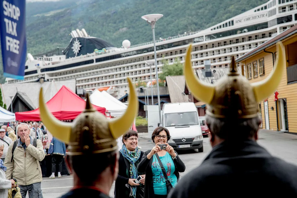 Cruiseturister fotograferer hverandre med vikinghjelm. --- Foto: Gorm K. Gaare