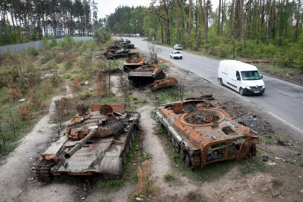 Biler passerer ødelagte russiske tanks utenfor Kyiv i slutten av mai. Den russiske hæren er i realiteten så nedslitt både materielt og moralsk at den neppe er å regne med i noen fremtidig strategisk offensiv i det hele tatt, skriver artikkelforfatteren.