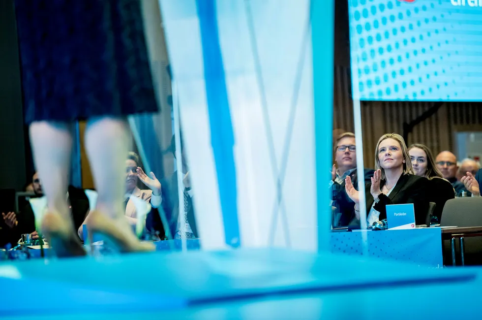 Sylvi Listhaug lytter til partileder Siv Jensen under Fremskrittspartiets landsmøte 2019.
