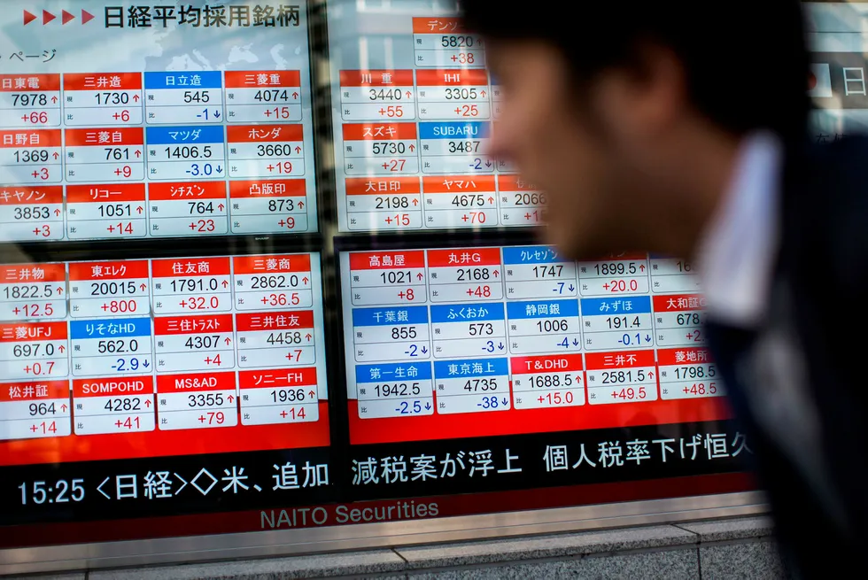 Nøkkelindeksene ved de største børsene i Asia er inne i en korreksjon etter et fall på over 10 prosent siden toppene ble nådd i januar. Nedgangen fortsetter på tirsdag. Foto: Behrouz Mehri/AFP/NTB Scanpix