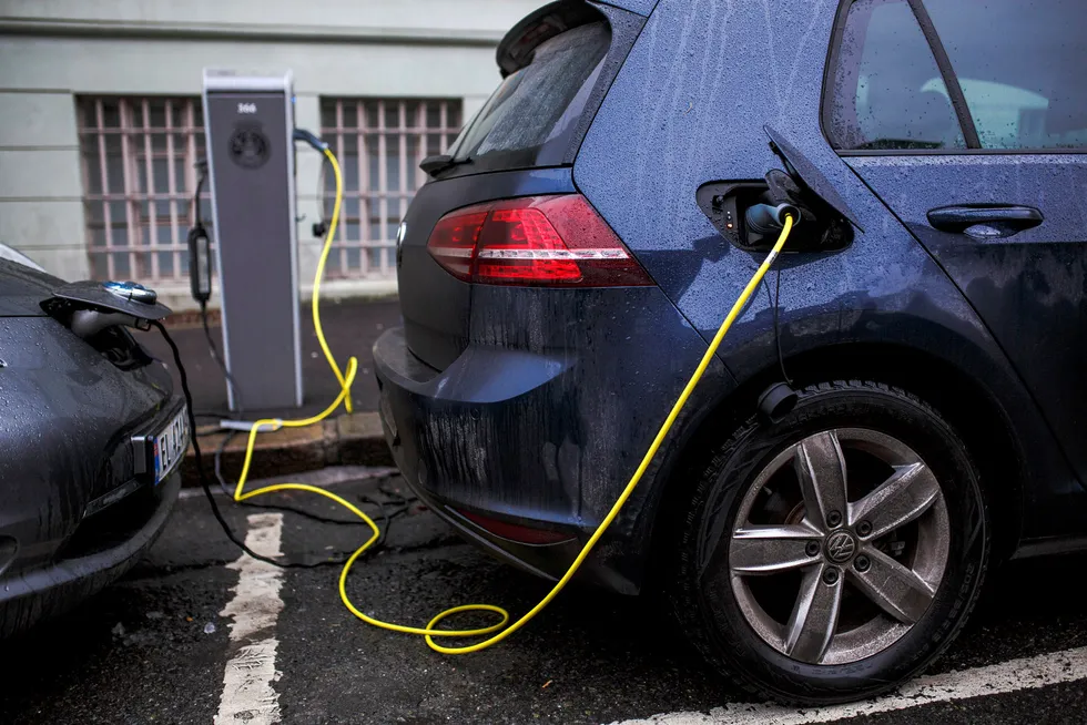Produksjon av batterier til bruk i elbiler må vokse voldsomt. De fornybare energiteknologiene er svært mineralintensive, skriver Tina Bru i innlegget.