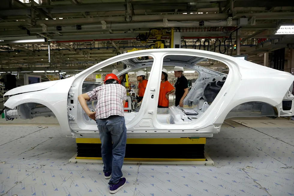 Volvos designsjef skryter av kinesiske bilarbeidere. På bildet jobbes det med å montere deler på en ny bil ved Volvos fabrikk i Chengdu i Sichuan-provinsen. Foto: Jason Lee/Reuters/NTB Scanpix