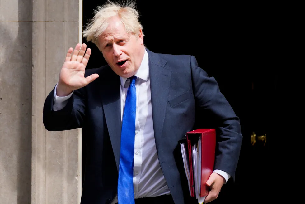 Statsminister Boris Johnson på vei ut av statsministerboligen i 10 Downing Street onsdag. Flere sittende statsråder i de britiske regjeringen ba onsdag kveld statsminister Boris Johnson om å gå av.