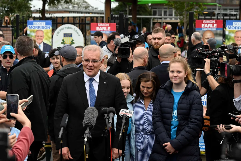 Statsminister Scott Morrison snakker med pressen sammen med sin kone Jenny og sine døtre etter at han gjorde sin borgerplikt i Sydney lørdag. Prognosene viser nærmest dødt løp i valget i Australia.