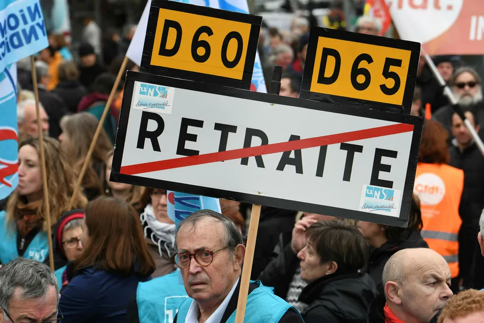 Arbeidere i offentlig sektor i Frankrike er klare for å gå ut i streik fra torsdag. Her fra en demonstrasjon mot reformer i byen i Brest, nordvest i Frankrike.