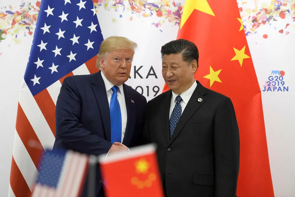 Representanter fra USA og Kina vil møtes allerede neste uke til nye handelssamtaler. President Donald Trump beskylder Kina og EU for å manipulere valutaene. Hans egne eksperter i finansdepartementet mener de ikke gjør det.