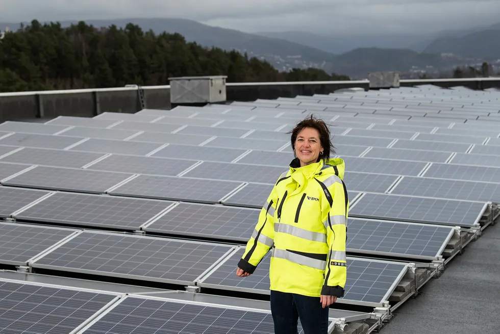 Flere nordmenn produserer nå sin egen energi. BKKs Anne Jordal jobber med å finne ut hvordan energiselskapene kan utnytte denne energien på best mulig måte i sine nett.