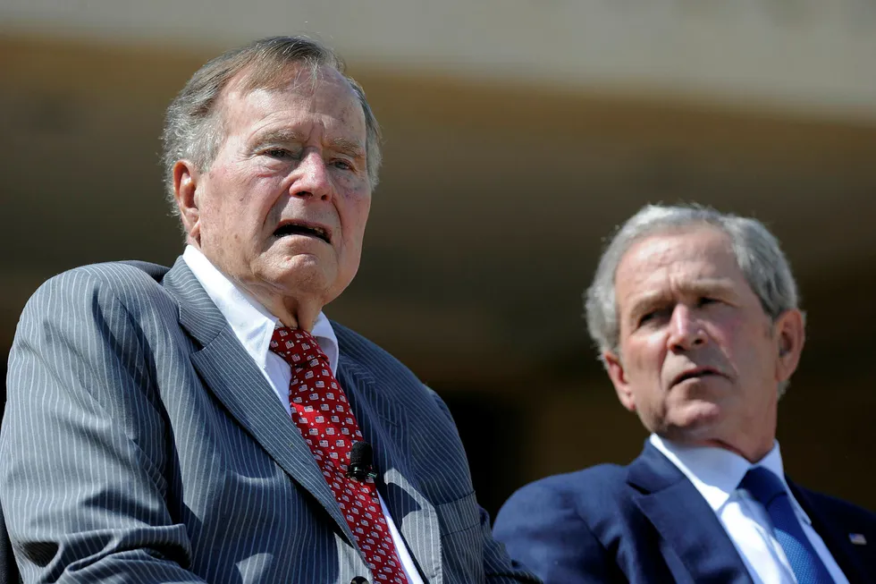 USAs tidligere presidenter George H.W. Bush (t.v.) og sønnen hans George W. Bush sier i en uttalelse onsdag at de fordømmer alle former for rasehat og antisemittisme. Foto: JEWEL SAMAD / AFP / NTB Scanpix
