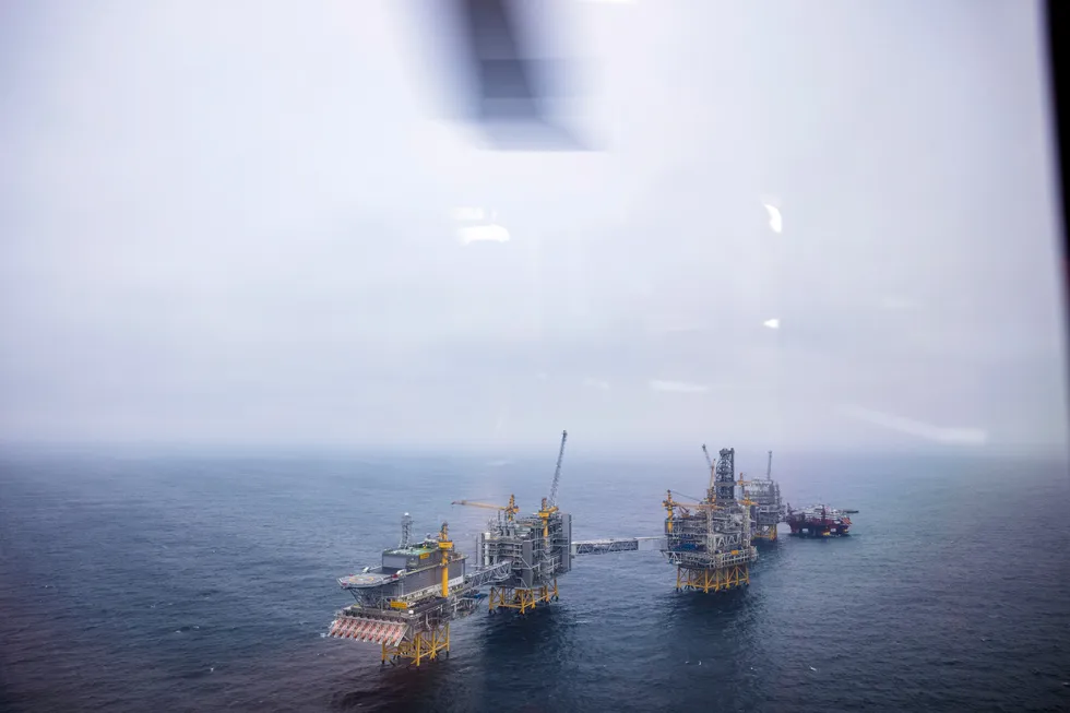Fall i blant annet olje- og gassprisene reduserte Norges handelsoverskudd i september.