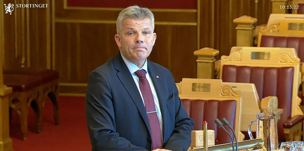 Fiskeri- og havminister Bjørnar Skjæran (Ap) måtte svare Stortinget på hvorfor han vil innføre grunnrente i havbruksnæringa, men ikke i fiskerinæringa.