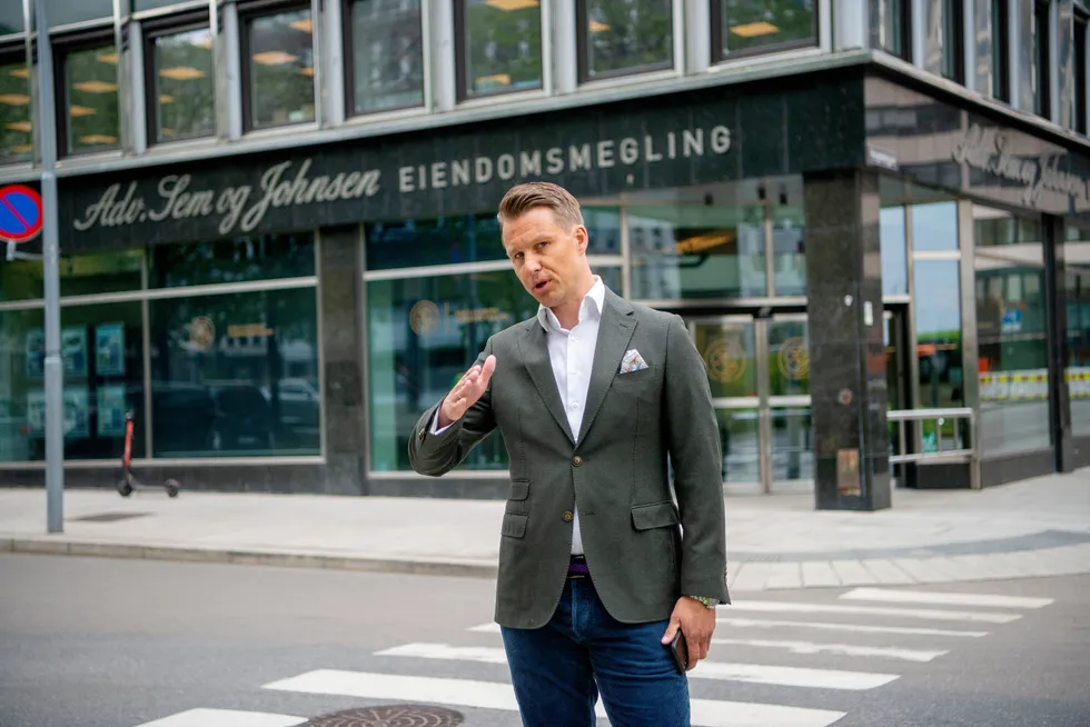 Daglig leder Christoffer Askjer i VSJN as, selskapet som er hovedeier av selskapene i Sem & Johnsen-gruppen, sier i en kommentar at de er uenig i avgjørelsen til nemnden om erstatningsbeløpet på 200.000 kroner og mener kjøperen ikke har lidd noe tap.