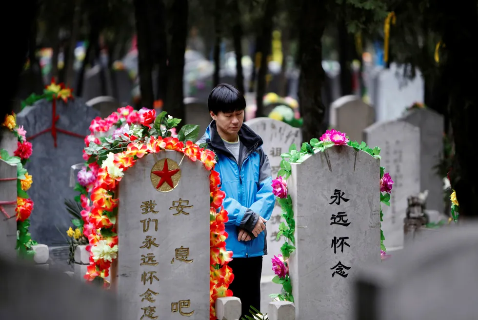 Kvadratmeterprisen for et gravsted på rundt én kvadratmeter steget med over 40 prosent til over 112.000 yuan (136.000 kroner) i Kina. Dette er mer enn dobbelt så mye som kvadratmeterprisen for en leilighet i storbyene Shenzhen, Shanghai eller Beijing. Enkelte kjøper leiligheter for å oppbevare kremerte levninger.