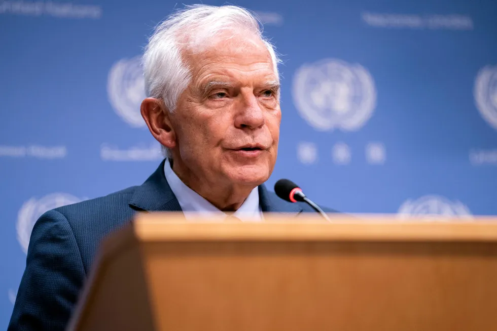 EUs utenrikssjef Joseph Borrell advarer om at verden er i ferd med å gå inn i en resesjon dersom sentralbankene fortsetter å heve styringsrenten. Her under en pressekonferanse onsdag 21. september ved FNs hovedkvarter.