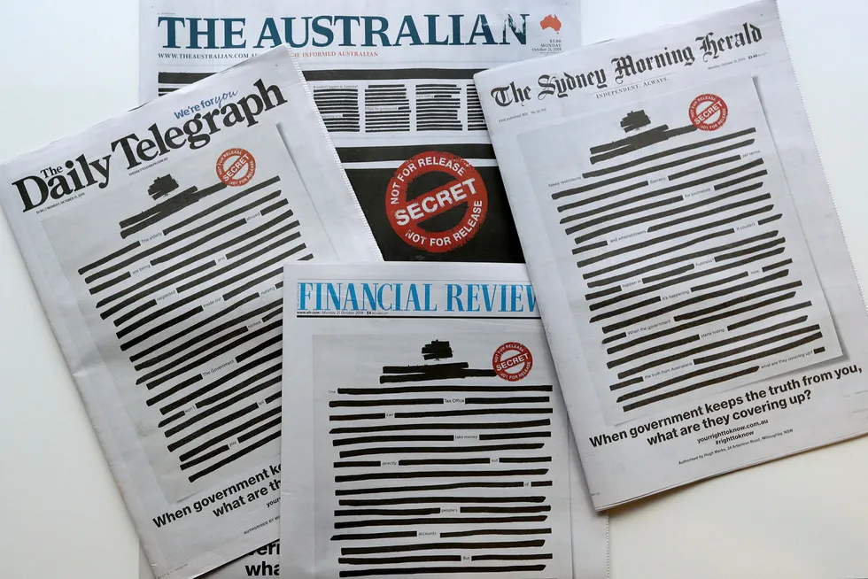 En rekke aviser i Australia hadde en sensurert forside mandag i forbindelse med en kampanje om hemmelighold fra myndighetene som de begrunner med sikkerhetsmessige årsaker. Foto: AP / NTB scanpix