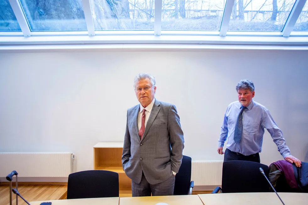 Eiendomsinvestor Leif Botolf Hesle (til venstre) er saksøkt av tidligere arbeidsgivers pensjonskasse. Hesle nekter å betale tilbake den private uførepensjonen. Her med sin advokat, Eigil Erbe, i Asker og Bærum tingrett.