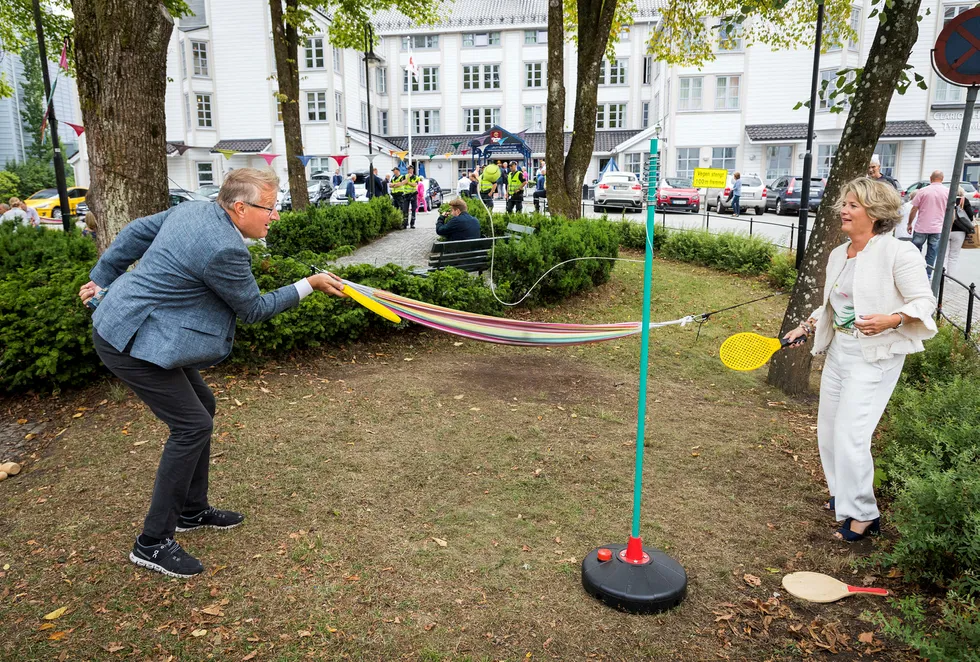 DNBs konsernsjef Rune Bjerke og konserndirektør Benedicte Schilbred Fasmer mener store bedrifter må spille mer ball med grunderne. Selv jobbet de med å få serven til å sitte i parken i Arendal.
