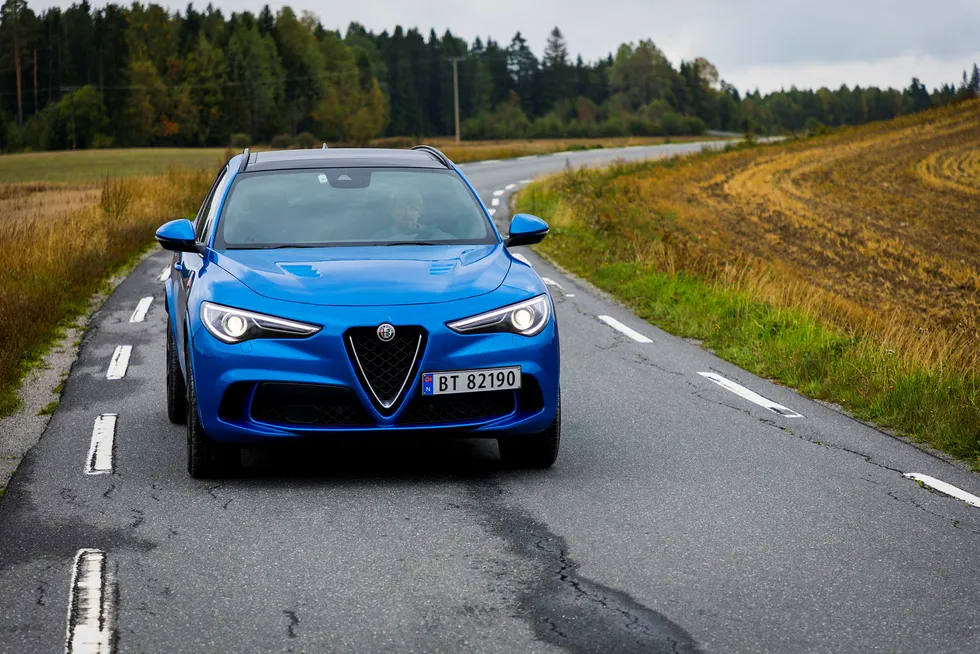 Flere veier kan få høyere fartsgrense. Det kan være til glede for dem med spreke biler, for eksempel Alfa Romeo Stelvio Quadrifoglio som nylig ble testet i Dagens Næringsliv.