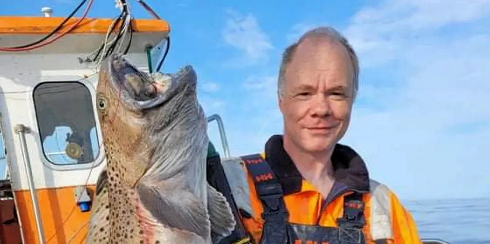 Morten Myklebust, skipper på «Thani» med base i Mehamn her med en flekksteinbit, melder om et godt fiske i Finnmark.