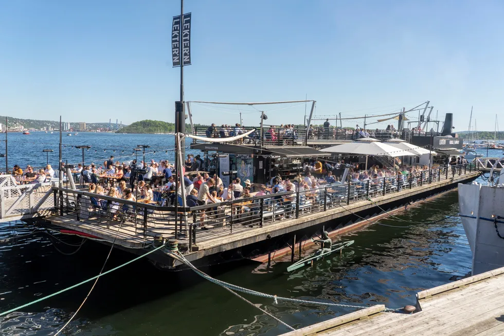 Publikum strømmet igjen til blant annet Lekteren restaurant på Aker Brygge etter at Oslo åpnet opp igjen i mai. Til tross for omfattende nedstengninger og restriksjoner det siste året, har det vært nedgang i antallet konkurser innen hotell- og serveringsbransjen så langt i år.