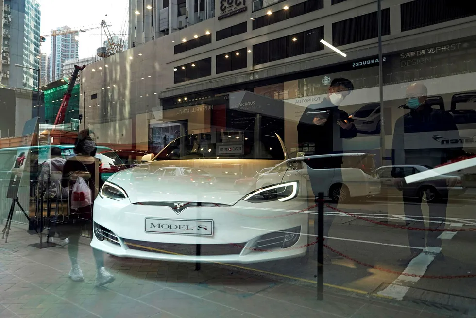Tesla-aksjen har fått seg en real nedtur etter koronaviruset. Her fra en Tesla-butikk i Hongkong i februar i år.