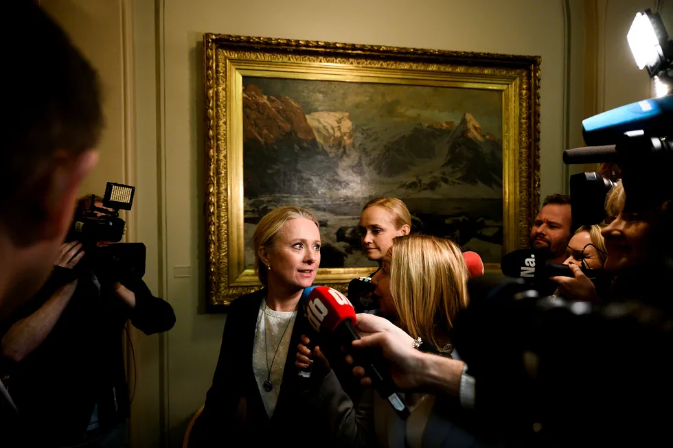 Arbeids- og sosialminister Anniken Hauglie på vei inn i Stortingssalen or å redegjøre om NAV-skandalen tirsdag.