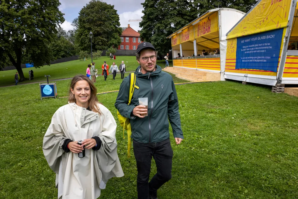 – Den er drøy, sier Mie Tangsrud om prisen på brus på Øyafestivalen. Til høyre står kjæresten Mattis Mikkelsen.