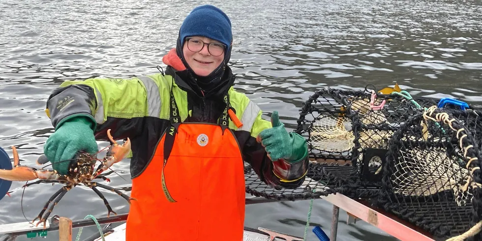 13 år gamle Henrik Myklebust fra Herøy har stor interesse for fiskeriene, og driver med krabbefiske på fritida. Nå frykter han at nye krav skal hindre han fra å drive med det han liker aller best.