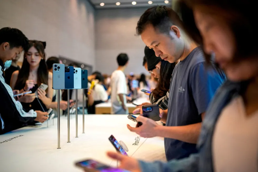 Apples nye Iphone-modeller solgte dårligere enn ventet ved lanseringen i fjor høst. Nedgangen har fortsatt inn i 2024.