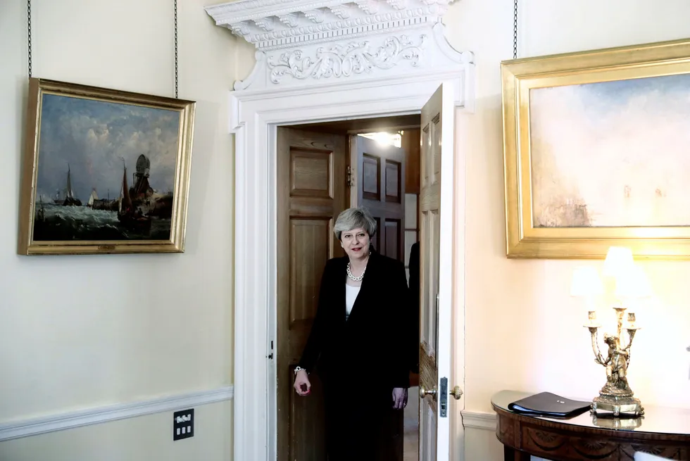 Statsminister Theresa May og partileder for De konservative er ute i hardt vær om dagen etter at hun tapte flertallet i parlamentet. Foto: Simon Dawson/Bloomberg