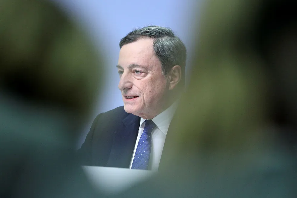 I forbindelse med rentemøtet 9. mars endret den europeiske sentralbanken kommunikasjonen litt. Det fikk store konsekvenser. Her holder sentralbanksjef Mario Draghi pressekonferanse om rentebeslutningen. Foto: DANIEL ROLAND
