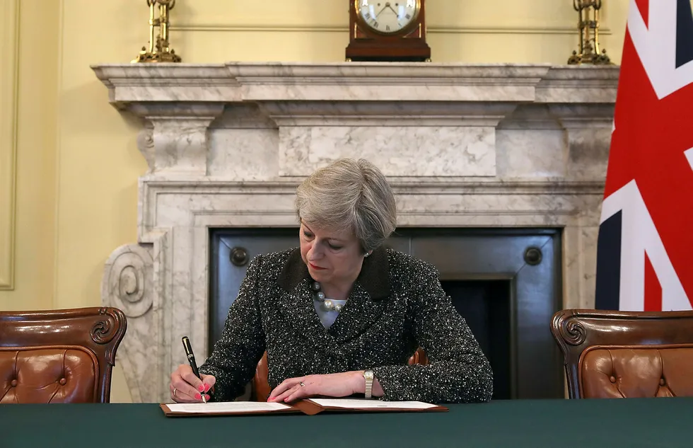 Storbritannias statsminister Theresa May undertegner brevet der britene formelt erklærer at de vil forlate EU. Beslutningen har skapt stor usikkerhet for utlendinger i Storbritannia. Foto: Christopher Furlong