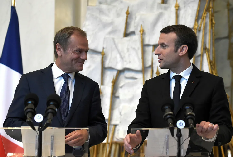 Frankrikes nyvalgte president Emmanuel Macron (til høyre) møtte EU-president Donald Tusk i Paris 17. mai. Foto: Stephane de Sakutin/Ap photo/NTB scanpix