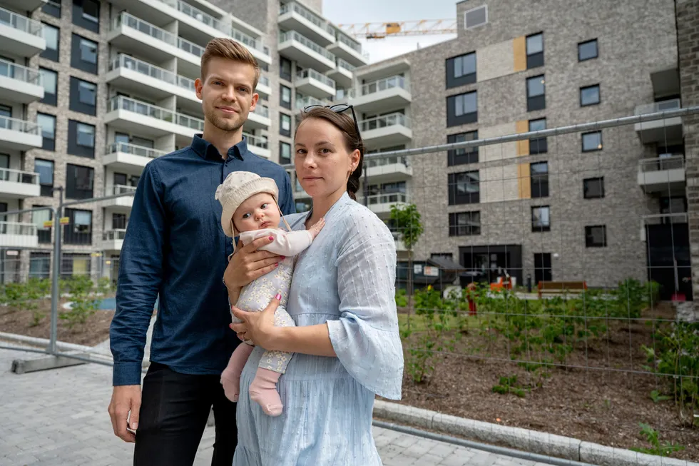 Etter mye usikkerhet fikk Mari Iselin Lilleng, Mikkel Treu Os og datteren Sara flytte inn i sin nye leilighet.