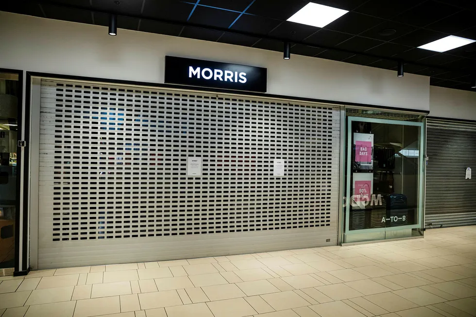 Det er stille og mange stengte butikker i Sandvika Storsenter. Veske- og koffertbutikken Morris er en av dem.