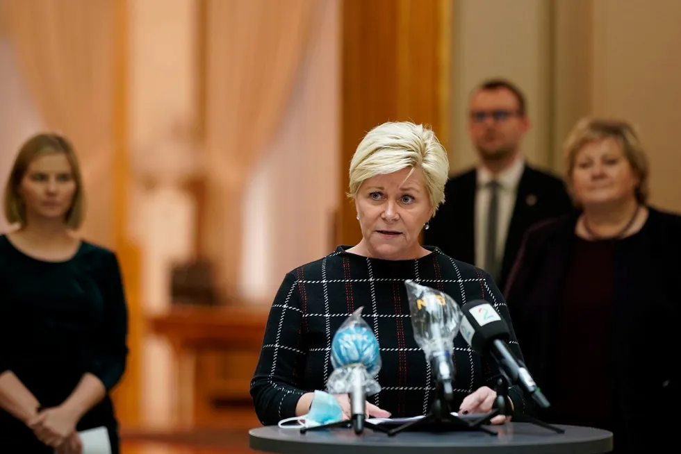 Partileder Siv Jensen og Frp har fått regjeringspartiene med på å suspendere et bærende element i pensjonsreformen.