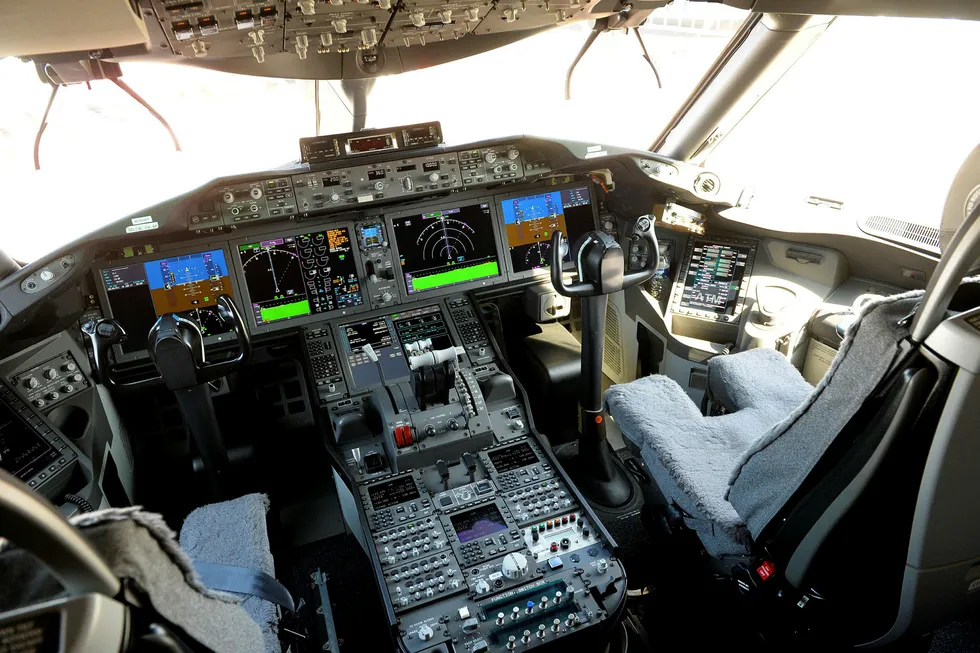 Pilotløse fly kan både spare kostnader og øke sikkerheten, tror storbanken UBS. Bildet viser cockpit i et Boeing 787-10 Dreamliner testfly. Foto: Eric Piermont/AFP Photo/NTB scanpix