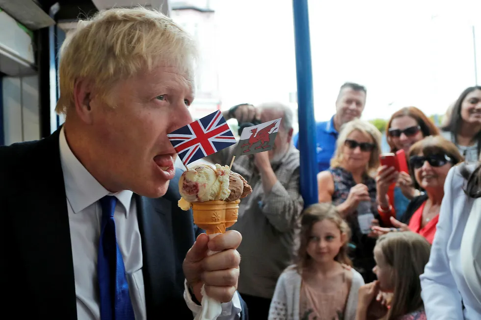En isspisende Boris Johnson besøkte Barry Island i Wales tidligere i sommer. Den ferske statsministerens styringsmargin er syltynn. Flere konservative representanter sier de vil stemme mot en hard brexit.