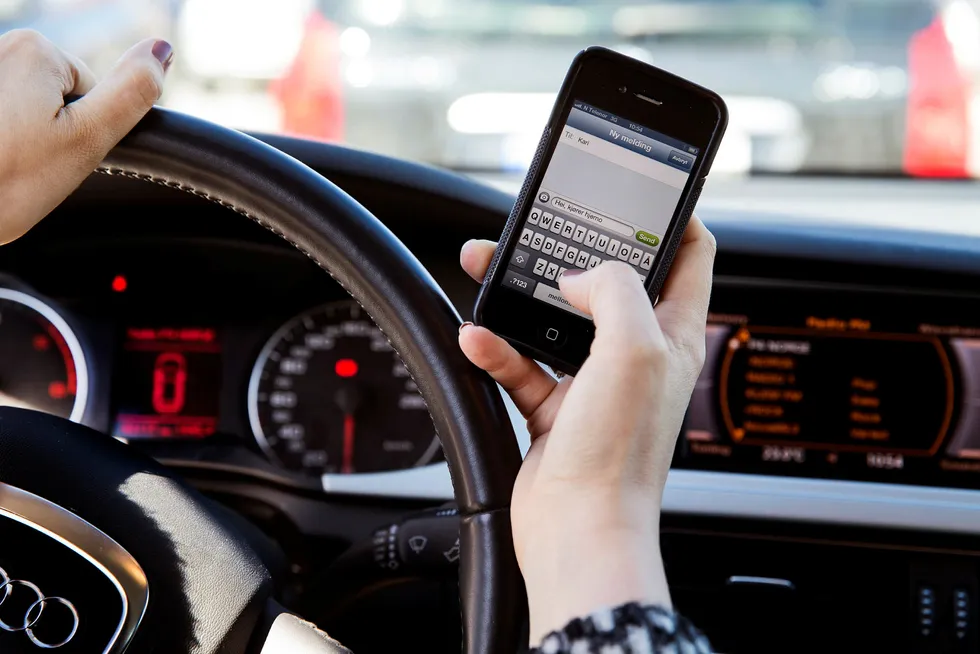 Reglene for bruk av mobiltelefon i bil er blitt innskjerpet.
