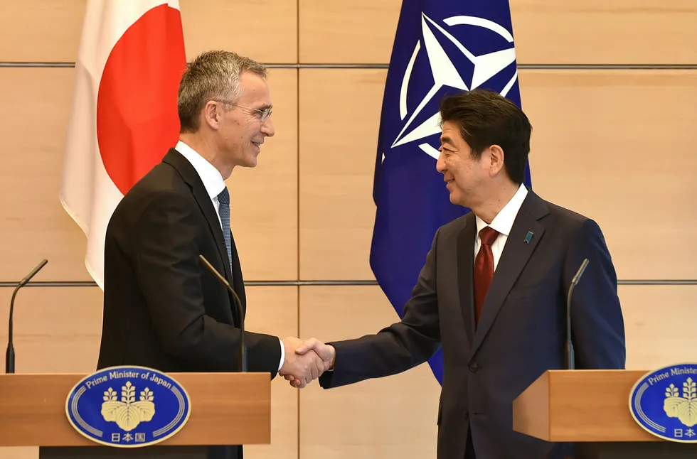 Natos generalsekretær Jens Stoltenberg møtte Japans statsminister Shinzo Abe i Tokyo tirsdag. Foto: Kazuhiro Nogi/NTB Scanpix