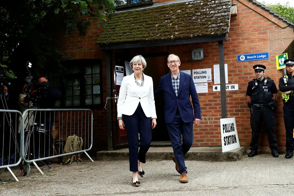 Storbritannias statsminister Theresa Mays parti er det største partiet, men mister flertallet i Parlamentet, ifølge første valgdagsmåling. Det kan bety katastrofe for May. Foto: EDDIE KEOGH/Reuters/NTB Scanpix
