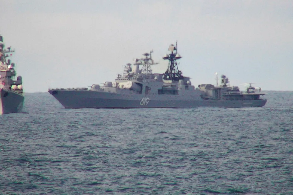 Sevoromorsk 619 og et annet ukjent fartøy fra den russiske marinen viser seg frem i Norskehavet ikke langt fra den norske kysten den 10. august i år.