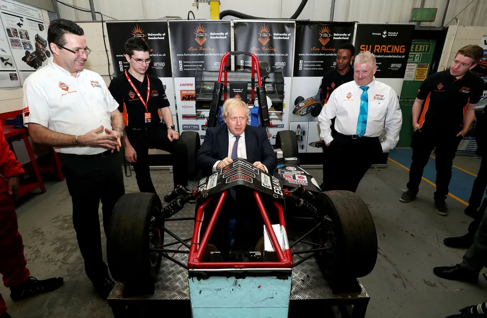 Før brexit-festen fredag kveld benyttet statsminister Boris Johnsen å leke seg med en racerbil-modell ved universitetet i Sunderland.