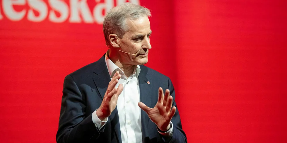 Partileder Jonas Gahr Støre er positiv til sjømatnæringen og betydningen av den i fremtiden, og mener inntrykket av det motsatte er feil.