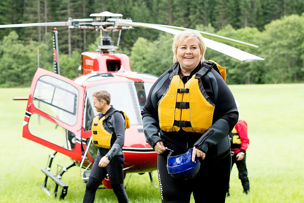 Statsminister Erna Solberg (H) ankommer i helikopter for å rafte i Vossaelva før åpningen av Ekstremsportveko i fjor.
