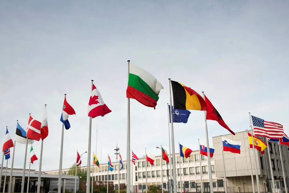 Flaggene er heist utenfor NATOs hovedkvarter i Brussel. Foto: AP Photo/Virginia Mayo